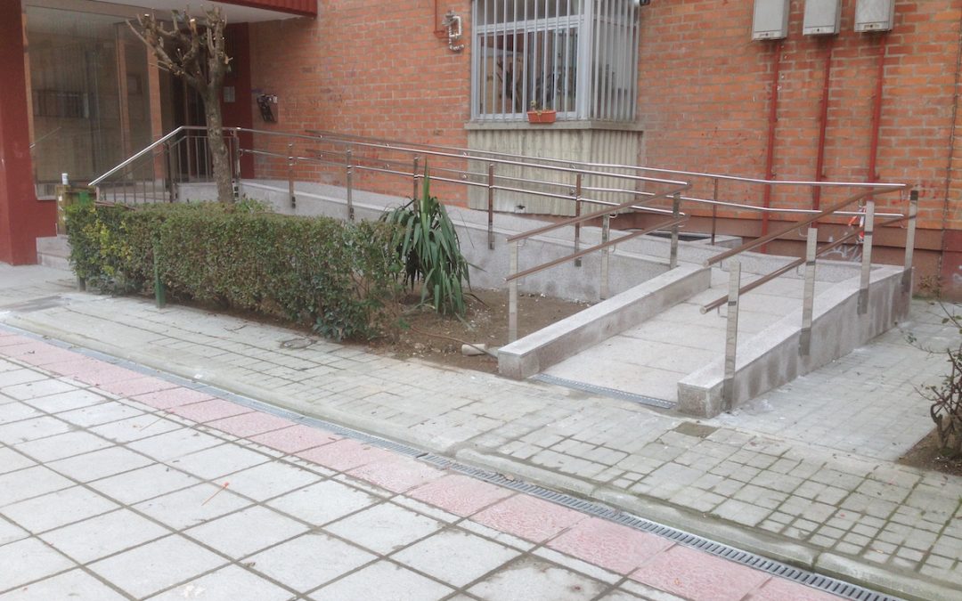 BARANDILLA CON PASAMANOS A DISTINTAS ALTURAS Y PILASTRAS DE PLETINA