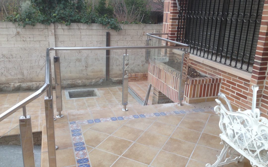 BARANDILLA CON PATA UNIBLOCK Y CRISTAL DE SEGURIDAD